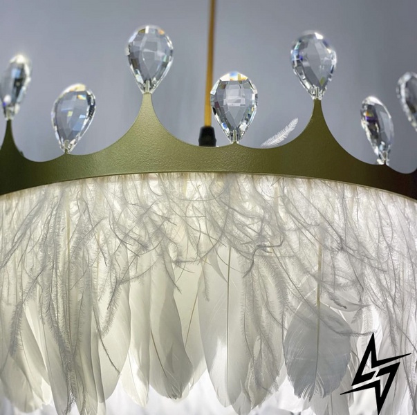 Люстра в виде короны с хрустальными камешками и объемными перьями LE26243 1xE27 35x27x35см Золото AS 134 фото в живую, фото в дизайне интерьера