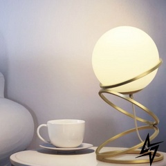 Настольный латунный дизайнерский светильник со стеклянным матовым плафоном LeLume 23-39496 Латунь/Белый 15x30см E27 K 23M AB фото в живую, фото в дизайне интерьера