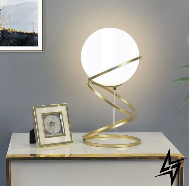 Настольный латунный дизайнерский светильник со стеклянным матовым плафоном LE39496 Латунь/Белый 15x30см E27 K 23M AB фото в живую, фото в дизайне интерьера