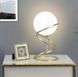 Настольный латунный дизайнерский светильник со стеклянным матовым плафоном LE39496 Латунь/Белый 15x30см E27 K 23M AB фото в дизайне интерьера, фото в живую 5/8