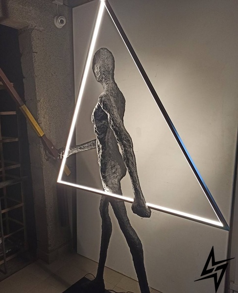 Торшер LED Man Triangle H200 S23-11441 96x200 см Чорний/Білий 038010 фото наживо, фото в дизайні інтер'єру